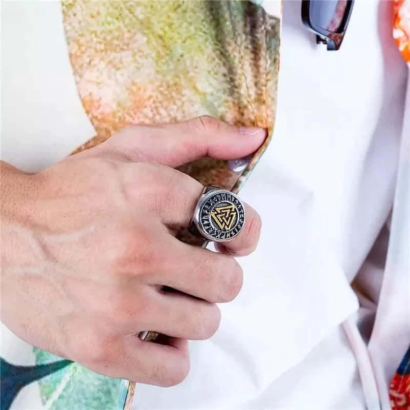 THE MEN THING Rings TRIVALK - Norse-Inspired Titanium Steel Ring with Rune & Valknut Symbol - Viking Style