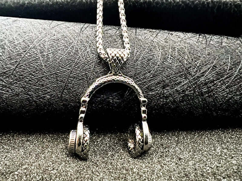 THE MEN THING SS Pendant/ Necklace HEADPHONE SILVER (A) - Alloy Pendant with Stainless Steel 24inch Round Box Chain for Men, American trending Style for Men & Boy
