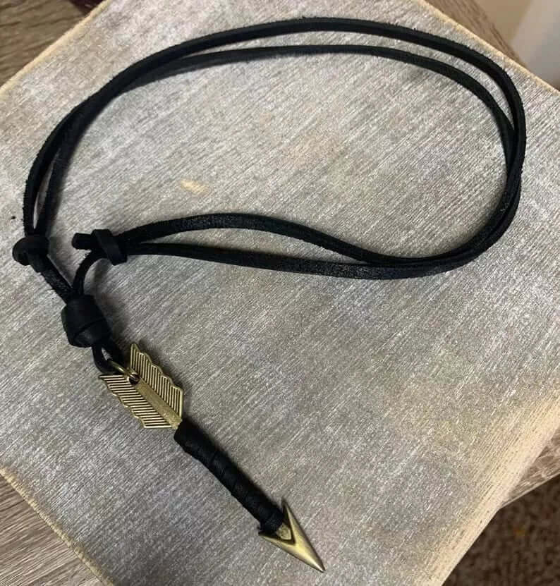 THE MEN THING Leather Necklace LEATHER BOALT BLACK - Vintage Alloy Black Wrapped Arrow Pendant with Adjustable Pure Leather Cord Necklace for Men & Boys